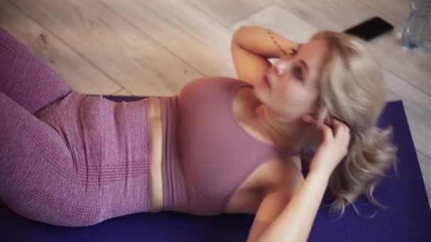 Sitta upp motion abs träning gym träning kvinna matta — Stockvideo