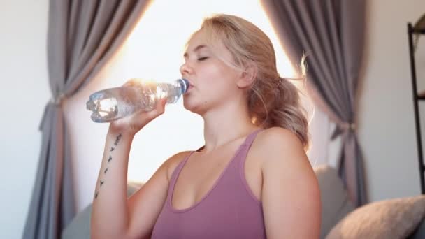 Жаждущая женщина тело освежения питьевой воды домой — стоковое видео