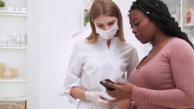 Güzellik danışmanı dermatoloji salonu kadınları