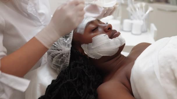 Trattamento cosmetico viso salone di cura della pelle donna — Video Stock