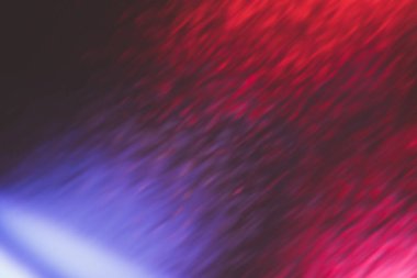 sönmüş kıvılcımlar neon renkli ışınları örtüyor