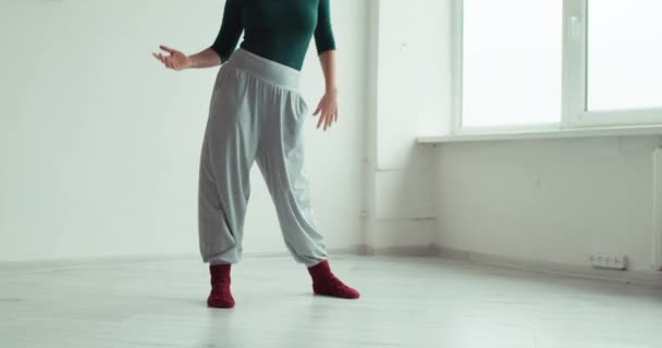 Утренние танцы дома обучение расслабленной гибкой женщины — стоковое видео