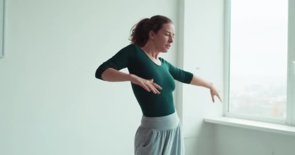 Spirituele dans actieve meditatie vrouw beweging — Stockvideo