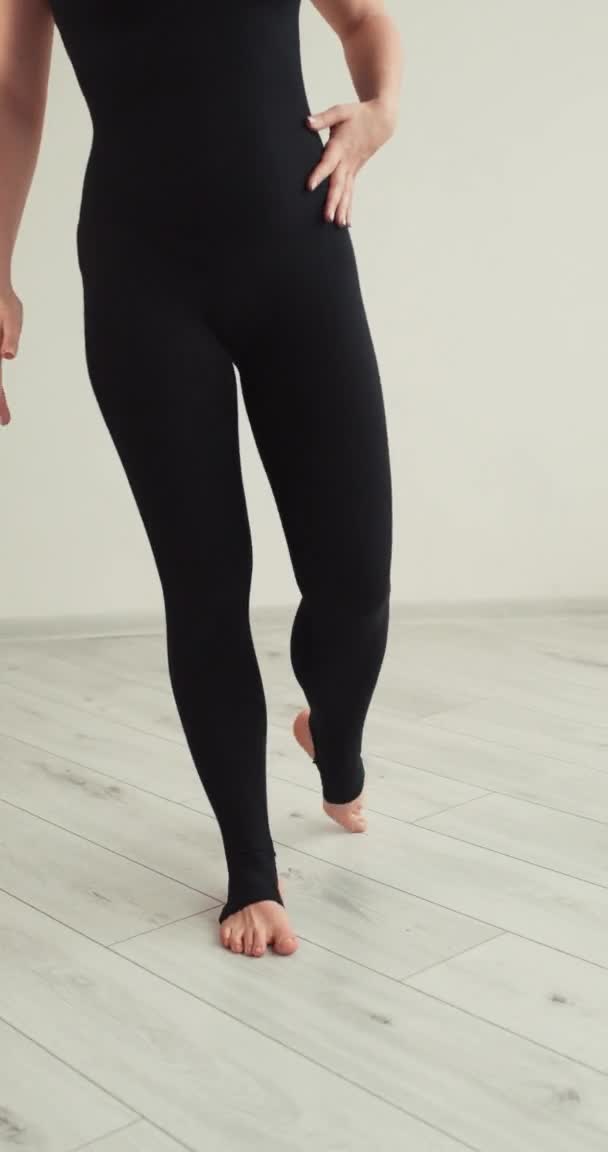 Balet třída tanec škola žena nohy pohyby — Stock video