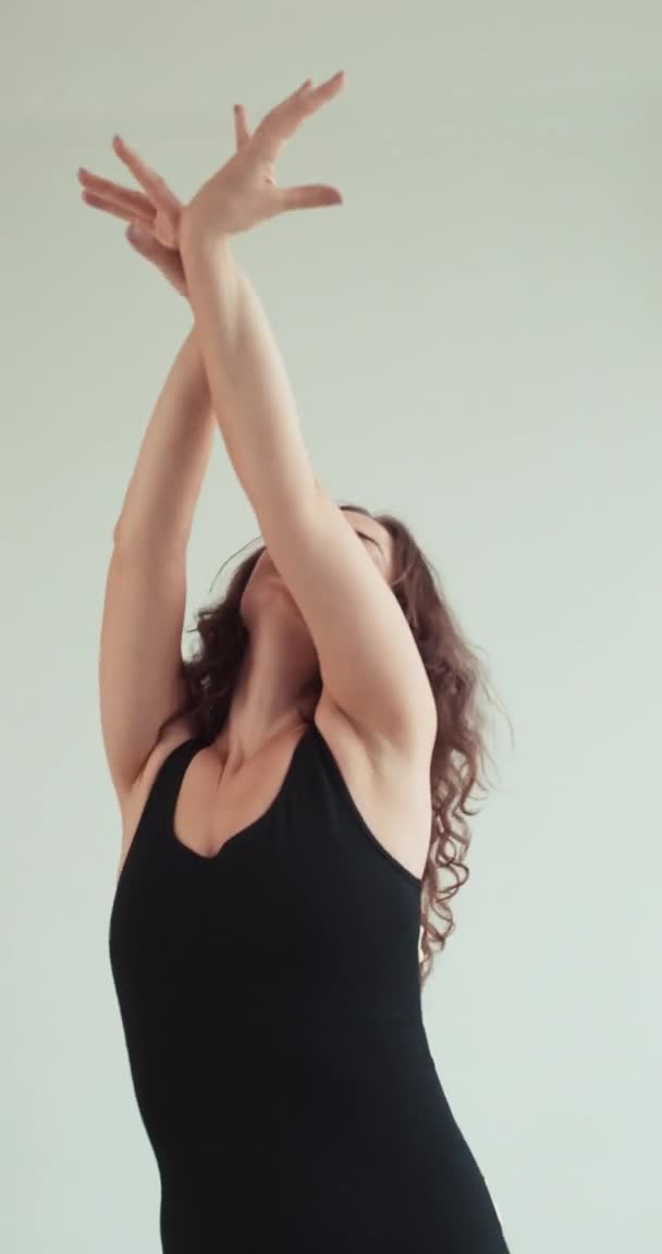 Χορευτική ενέργεια πνευματική χορογραφία εμπνευσμένη γυναίκα — Αρχείο Βίντεο