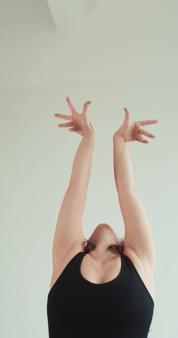 Danza espiritual alma curación mujer movimientos de la mano — Vídeos de Stock