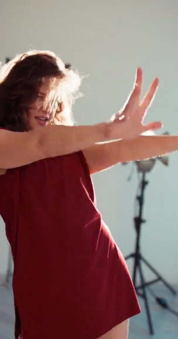 Taniec próby baletu klasa kobieta ruchy ciała — Wideo stockowe
