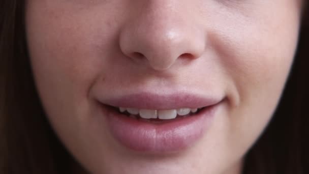 Lip plumping wanita cantik macro view potret — Stok Video