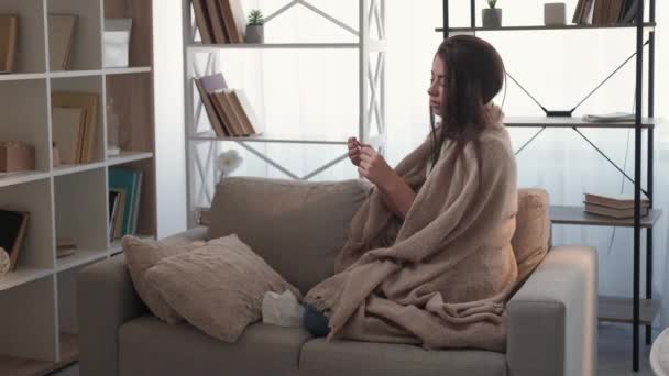Hoge temperatuur zieke vrouw koorts ziekte verstoord — Stockvideo