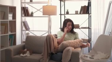 Hasta kadın virüs enfeksiyonuna uzaktan tıbbi yardım