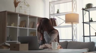Virüs hastası bir kadın internette buluşuyor.