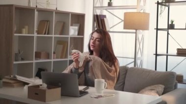 Covid enfeksiyonu soğuk kadını internette yakaladı.