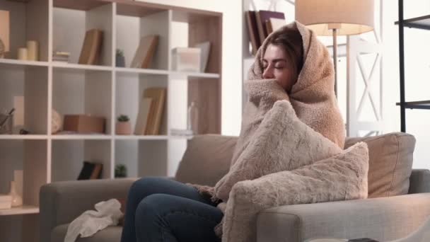 Zakażenie wirusem gorączka kobieta powrót do domu — Wideo stockowe