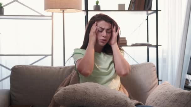 Dolor de cabeza mujer enferma enfermedad en el hogar agotado — Vídeos de Stock