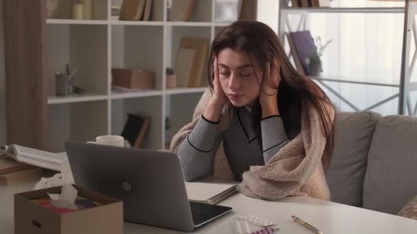 편두통으로 고생하는 여자는 직장에서 지치게 된다 — 비디오