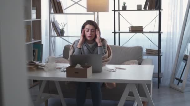 Maux de tête souffrent femme fatiguée travail à distance dame malade — Video