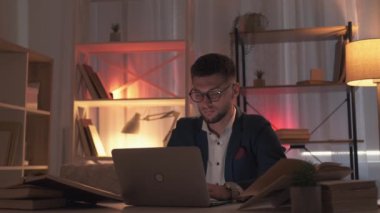 uzak çalışma meşgul adam araştırma bilgileri