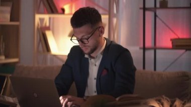 İş araştırması meşgul adam çevrimiçi iletişim