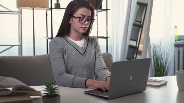 Dur éducation tendue femme travail en ligne occasionnel — Video
