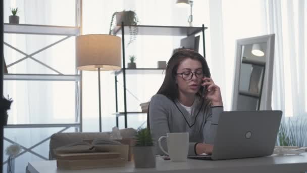 Infecção pelo vírus mulher doente distância trabalho cansado — Vídeo de Stock