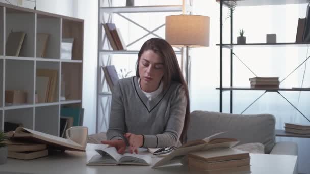 Távoktatás olvasás nő otthon tanulmány — Stock videók