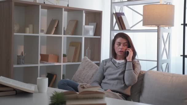 Thuis ontspanning ontspannen vrouw mobiele communicatie — Stockvideo