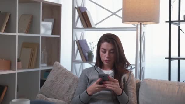 Studio a distanza chattare donna tecnologia mobile — Video Stock