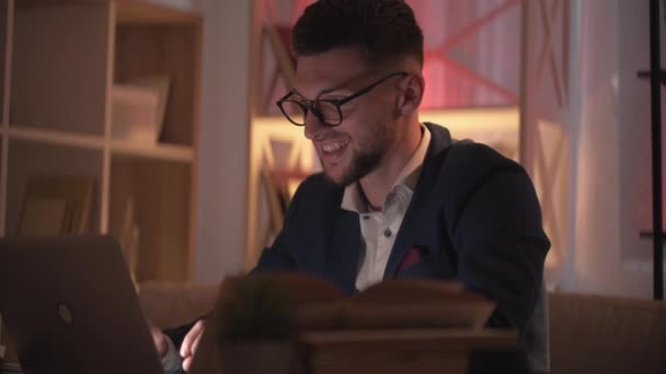 Comunicação on-line sorridente homem casa trabalho — Vídeo de Stock