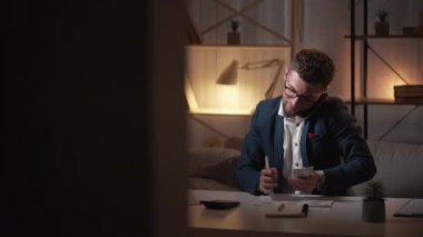 işletme görevleri meşgul adam mali muhasebe