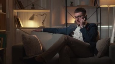 İş iletişimi başarılı adam evinde rahatla