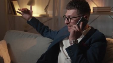 mobil iletişim mutlu iş adamı evinde rahatla