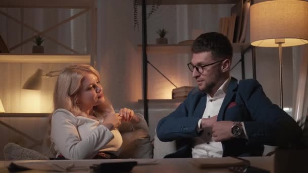 女性の誘惑最愛の夫婦の財政的支援 — ストック動画
