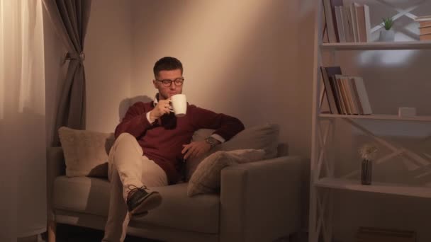 Koffiepauze elegante man succesvolle levensstijl — Stockvideo