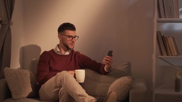 Virtuele communicatie elegante man home leisure — Stockvideo