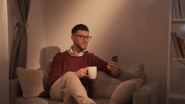 Llamada en línea hombre feliz comunicación a distancia — Vídeos de Stock
