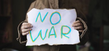 Ukrayna 'da savaş yok. Zavallı çocuğun elleri protesto işareti.