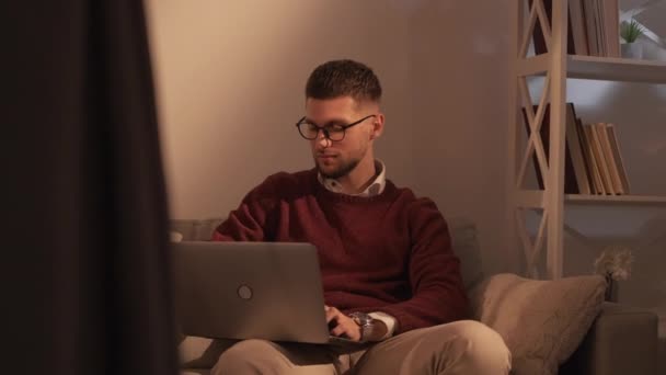 Odległość praca smart casual człowiek technologia komputerowa — Wideo stockowe