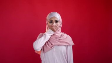 Şok, pişmanlık, üzüntü, üzgün kadın.