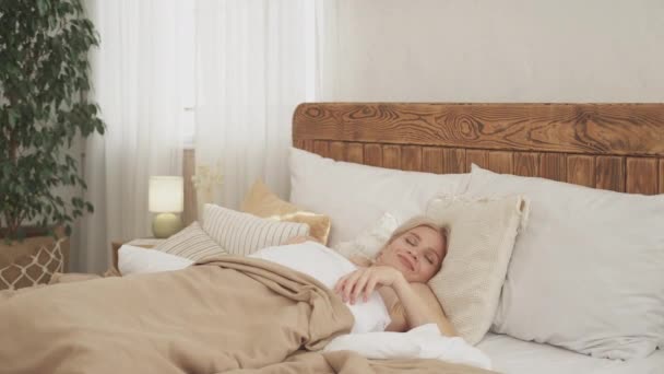 Godendo mattina felice donna comfort sonno — Video Stock