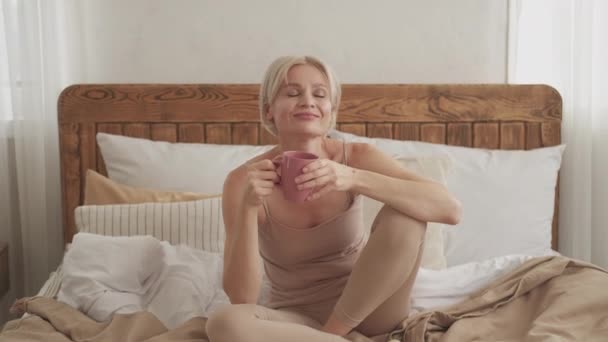 Leisure morning relaxed woman freelance lifestyle — Stock Video