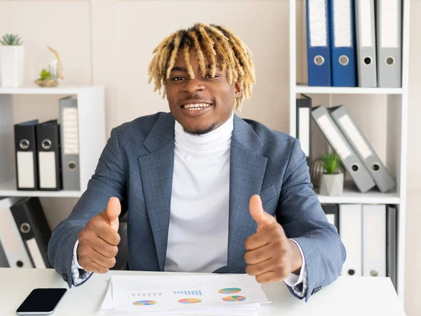 Buon lavoro positivo nero uomo risultato di successo — Foto Stock