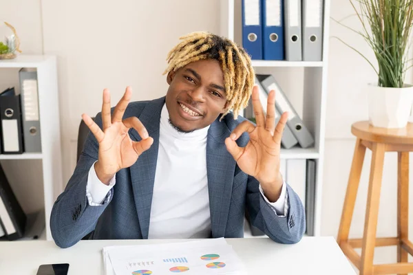 Ottimo lavoro felice uomo nero successo — Foto Stock