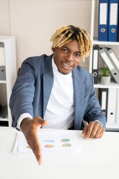 Acuerdo de negocios sonriente saludo hombre negro —  Fotos de Stock