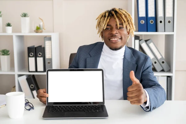 Travail de bureau heureux homme noir communication en ligne — Photo