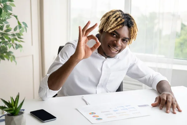 Ok gesto felice uomo nero successo — Foto Stock