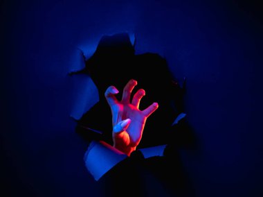 Korkunç jest gecesi, korkunç el kırılma deliği.