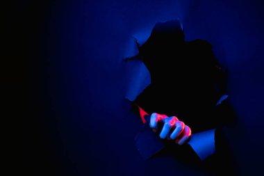 gece terörü reklamı arka plan el yırtılmış duvar