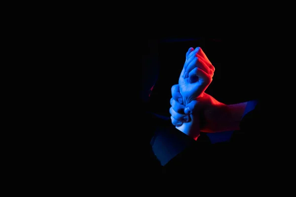 Liberdade restrição mão segurando pulso noite escura — Fotografia de Stock