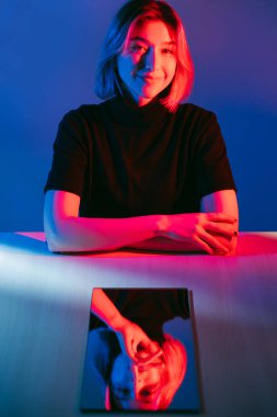 Gizli neon ışıklı kadın portresi Mutlu kız şşşş