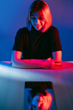 duygusal kriz renk hafif gülümseme kız yorgun